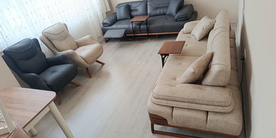 Davut B. 2026 modern inegol mobilya salon takımı, gri üçlü koltuk, bej üçlü kanepe ve uyumlu tekli berjerler ile şık bir oturma odası.