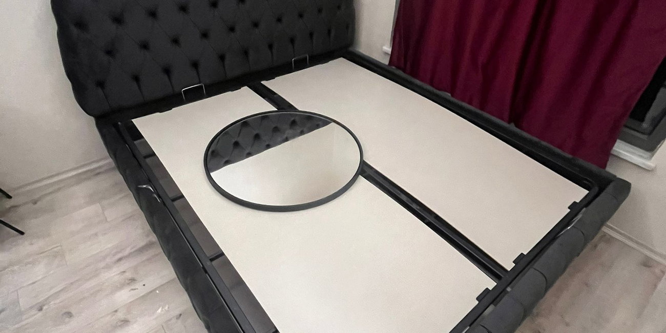 Civan K. 2026 model, şık aynalı gardırop ve cam tablalı çekmeceli orta ada ile donatılmış modern bir giyinme odası. Fonksiyonel inegol mobilya çözümü.