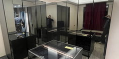 Civan K. 2026 model, şık aynalı gardırop ve cam tablalı çekmeceli orta ada ile donatılmış modern bir giyinme odası. Fonksiyonel inegol mobilya çözümü.
