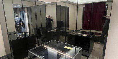 Civan K. 2026 model, şık aynalı gardırop ve cam tablalı çekmeceli orta ada ile donatılmış modern bir giyinme odası. Fonksiyonel inegol mobilya çözümü.