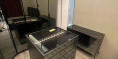 Civan K. 2026 model, şık aynalı gardırop ve cam tablalı çekmeceli orta ada ile donatılmış modern bir giyinme odası. Fonksiyonel inegol mobilya çözümü.