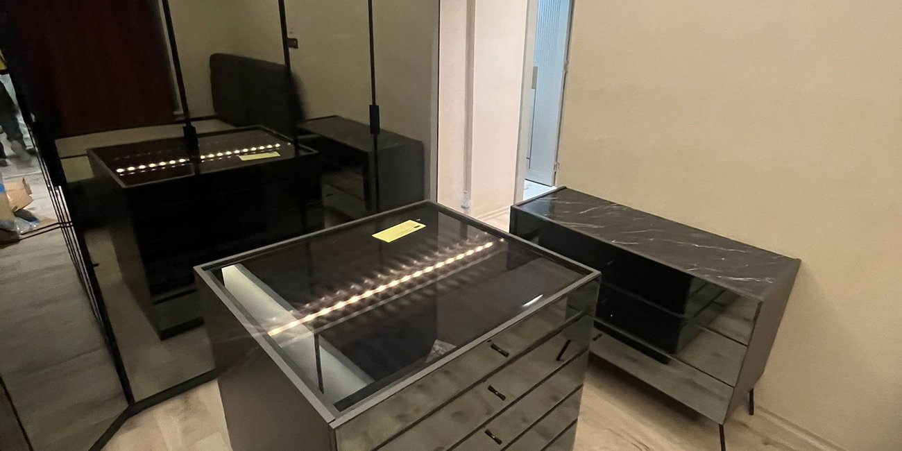 Civan K. 2026 model, şık aynalı gardırop ve cam tablalı çekmeceli orta ada ile donatılmış modern bir giyinme odası. Fonksiyonel inegol mobilya çözümü.
