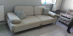 Açık gri/bej modern kanepeler ve çiçek desenli berjerlerden oluşan salon takımı, metal ayaklar ve ahşap detaylarla tamamlandı. İnegöl mobilya Fiyatları kalitesiyle.