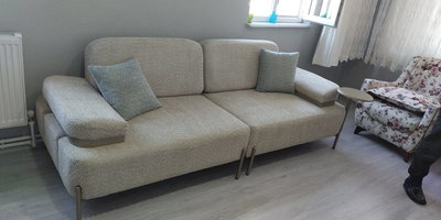 Açık gri/bej modern kanepeler ve çiçek desenli berjerlerden oluşan salon takımı, metal ayaklar ve ahşap detaylarla tamamlandı. İnegöl mobilya Fiyatları kalitesiyle.