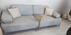 Açık gri/bej modern kanepeler ve çiçek desenli berjerlerden oluşan salon takımı, metal ayaklar ve ahşap detaylarla tamamlandı. İnegöl mobilya Fiyatları kalitesiyle.