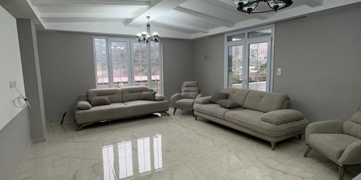 Bej renkli, modern Mehmet Emin G. 2026 yatak odası takımı, aynalı gardırop ve makyaj masasıyla zarif bir atmosfer sunar. İnegöl mobilya modelleri arasında öne çıkar.