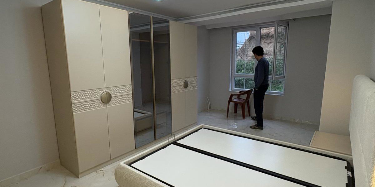 Bej renkli, modern Mehmet Emin G. 2026 yatak odası takımı, aynalı gardırop ve makyaj masasıyla zarif bir atmosfer sunar. İnegöl mobilya modelleri arasında öne çıkar.
