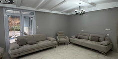 Bej renkli, modern Mehmet Emin G. 2026 yatak odası takımı, aynalı gardırop ve makyaj masasıyla zarif bir atmosfer sunar. İnegöl mobilya modelleri arasında öne çıkar.