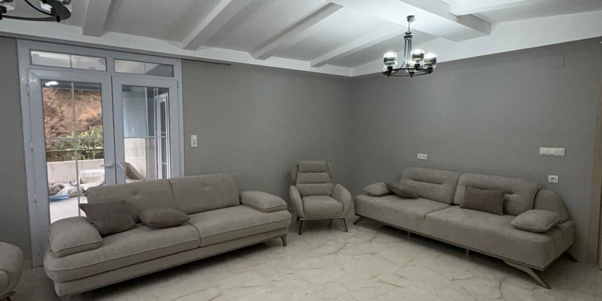 Bej renkli, modern Mehmet Emin G. 2026 yatak odası takımı, aynalı gardırop ve makyaj masasıyla zarif bir atmosfer sunar. İnegöl mobilya modelleri arasında öne çıkar.