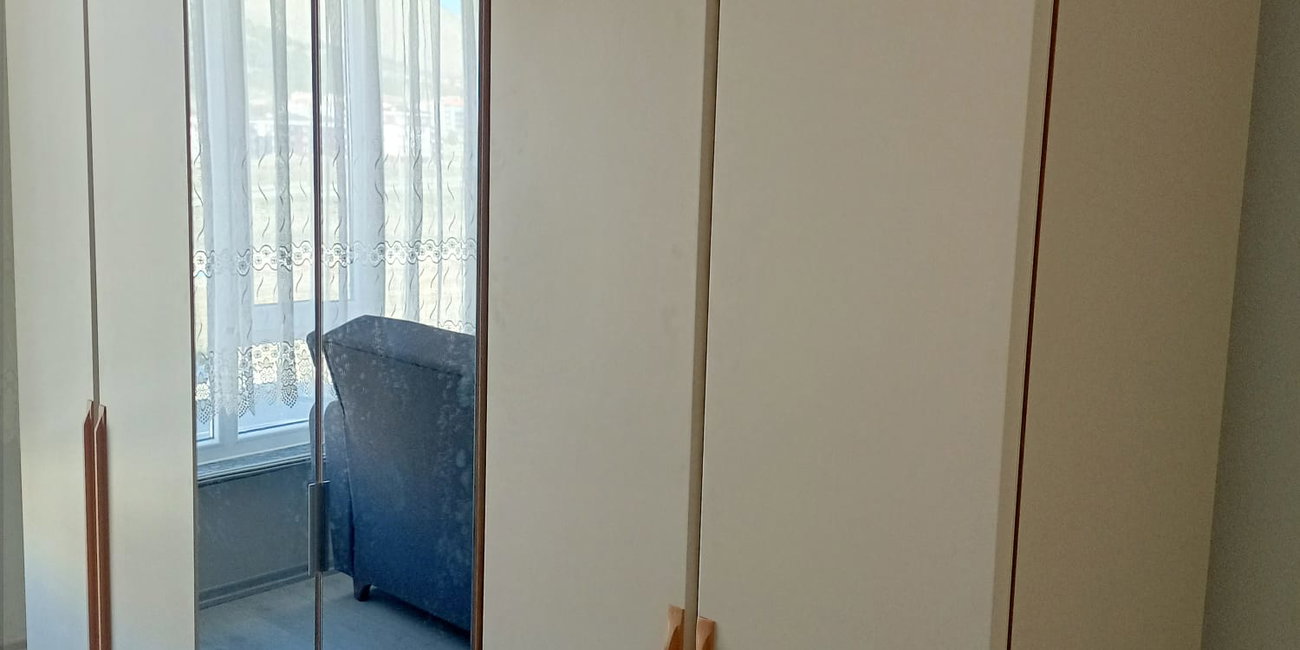 Modern ve şık Abdullah Y. 2026 salon takımı; açık renk ve kahverengi koltuklar, ahşap sehpa ile Uygun Fiyatlı inegöl mobilya.