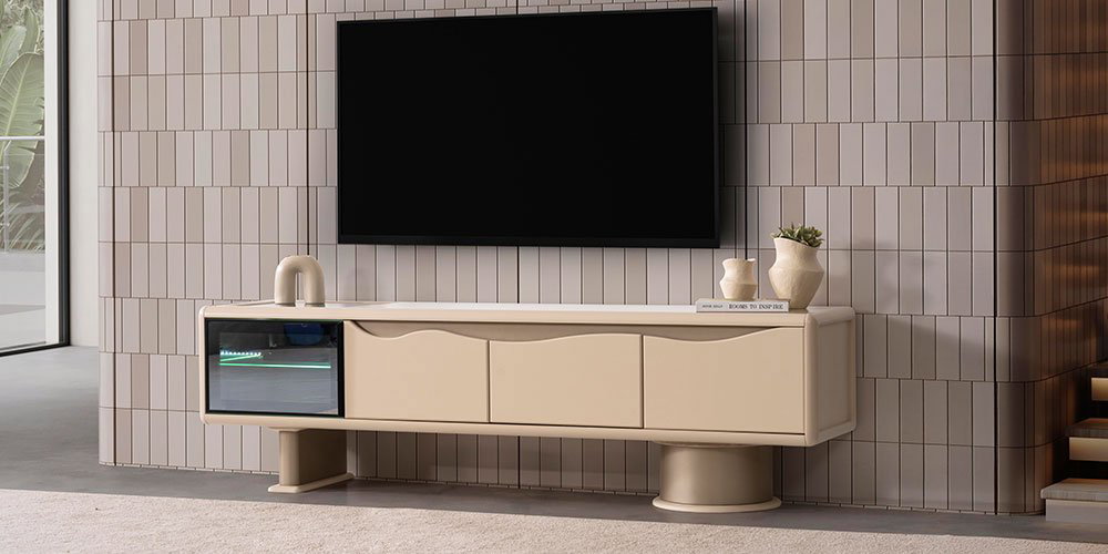 Aura Tv Ünitesi, krem rengi, kavisli modern tasarımı ve fonksiyonel depolama alanları ile dikkat çekiyor. Modern inegol mobilya kalitesiyle evinize şıklık katın.