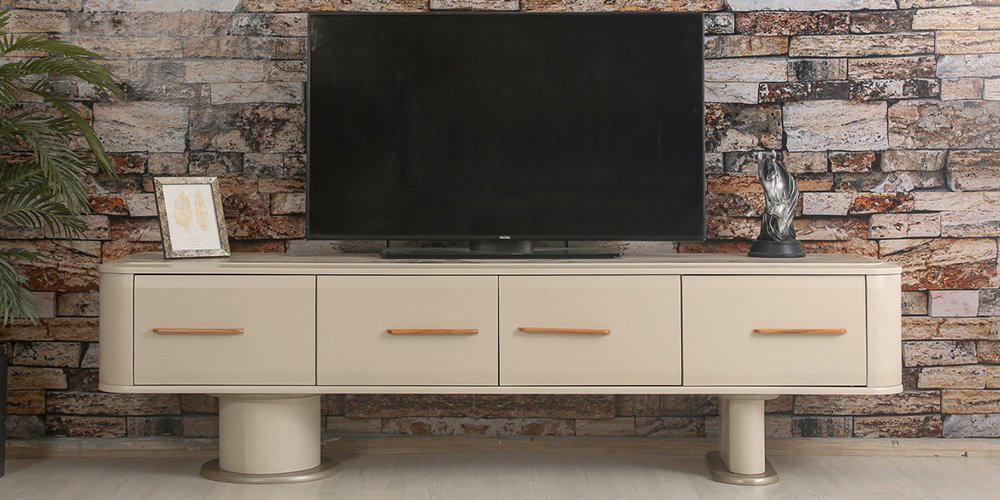 Modern krem Pera yemek odası takımı, parlak masası, kumaş sandalyeleri ve şık büfesi ile kaliteli İnegöl mobilya estetiğini yansıtıyor.