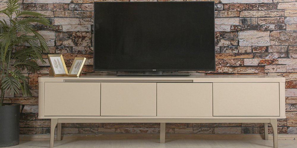 Modern krem Pera yemek odası takımı, parlak masası, kumaş sandalyeleri ve şık büfesi ile kaliteli İnegöl mobilya estetiğini yansıtıyor.