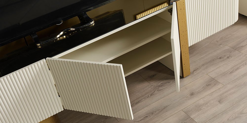 Modern ve zarif Topkapı Tv Ünitesi Luxury takımı, flütlü krem rengi tasarımıyla şık bir salon dekorasyonu sunuyor. inegol mobilya kalitesi.