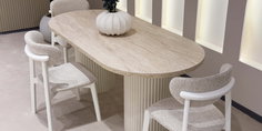 Vena Yemek Odası Takımı, modern oval masa ve 4 sandalyeden oluşan zarif bir set. Minimalist estetiği ve doğal tonlarıyla evinize şıklık katarken, uygun fiyatlı inegöl mobilya seçenekleriyle bütçenizi de koruyor.