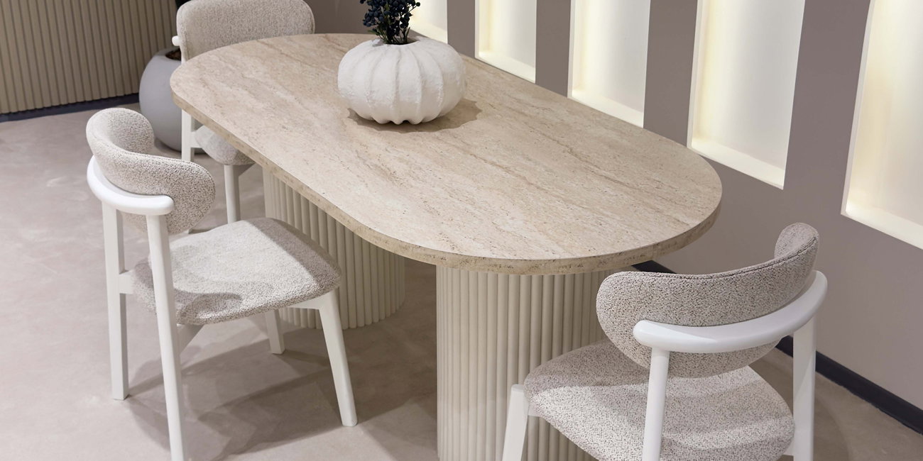 Vena Yemek Odası Takımı, modern oval masa ve 4 sandalyeden oluşan zarif bir set. Minimalist estetiği ve doğal tonlarıyla evinize şıklık katarken, uygun fiyatlı inegöl mobilya seçenekleriyle bütçenizi de koruyor.