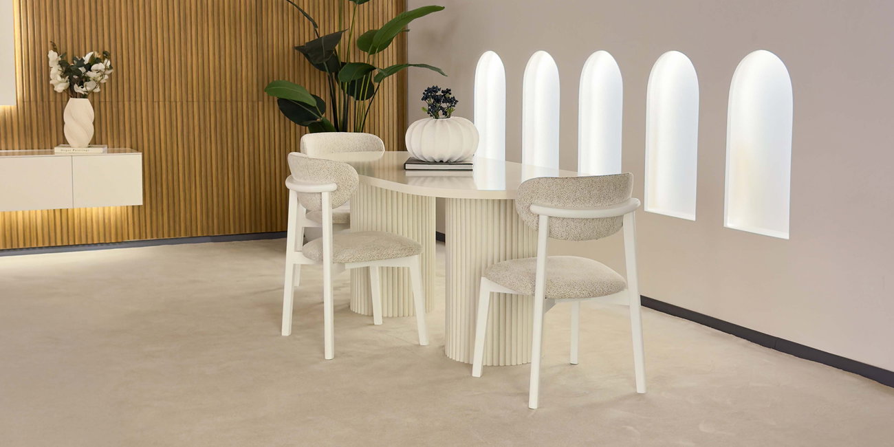 Vena Yemek Odası Takımı, modern oval masa ve 4 sandalyeden oluşan zarif bir set. Minimalist estetiği ve doğal tonlarıyla evinize şıklık katarken, uygun fiyatlı inegöl mobilya seçenekleriyle bütçenizi de koruyor.