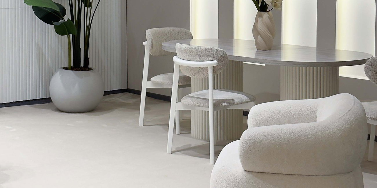 Vena Yemek Odası Takımı, modern oval masa ve 4 sandalyeden oluşan zarif bir set. Minimalist estetiği ve doğal tonlarıyla evinize şıklık katarken, uygun fiyatlı inegöl mobilya seçenekleriyle bütçenizi de koruyor.
