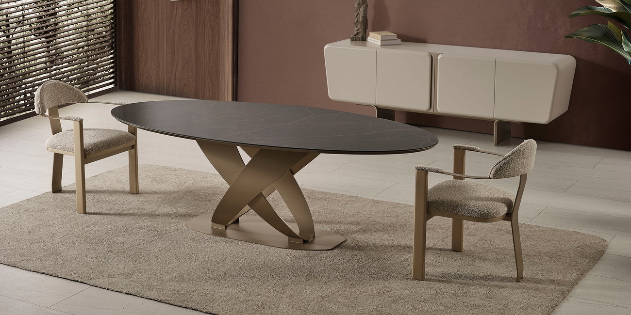 Şık oval seramik masalı ve krem rengi tekstüre sandalyeleriyle modern bir yemek odası takımı. Yeni inegöl mobilya kampanyaları ile evinizi yenileyin.