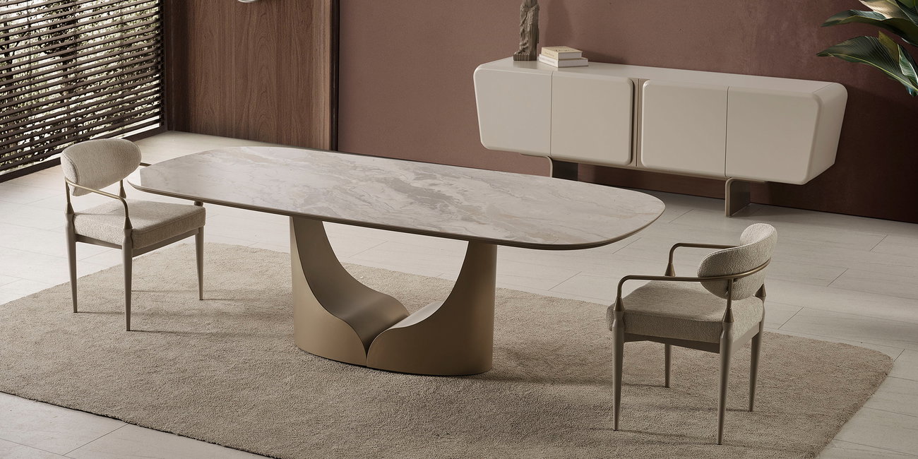Modern oval seramik tablalı yemek masası ve döşemeli sandalyelerden oluşan şık bir yemek odası takımı. Uygun Fiyatlı inegöl mobilya seçenekleriyle evinize değer katın.