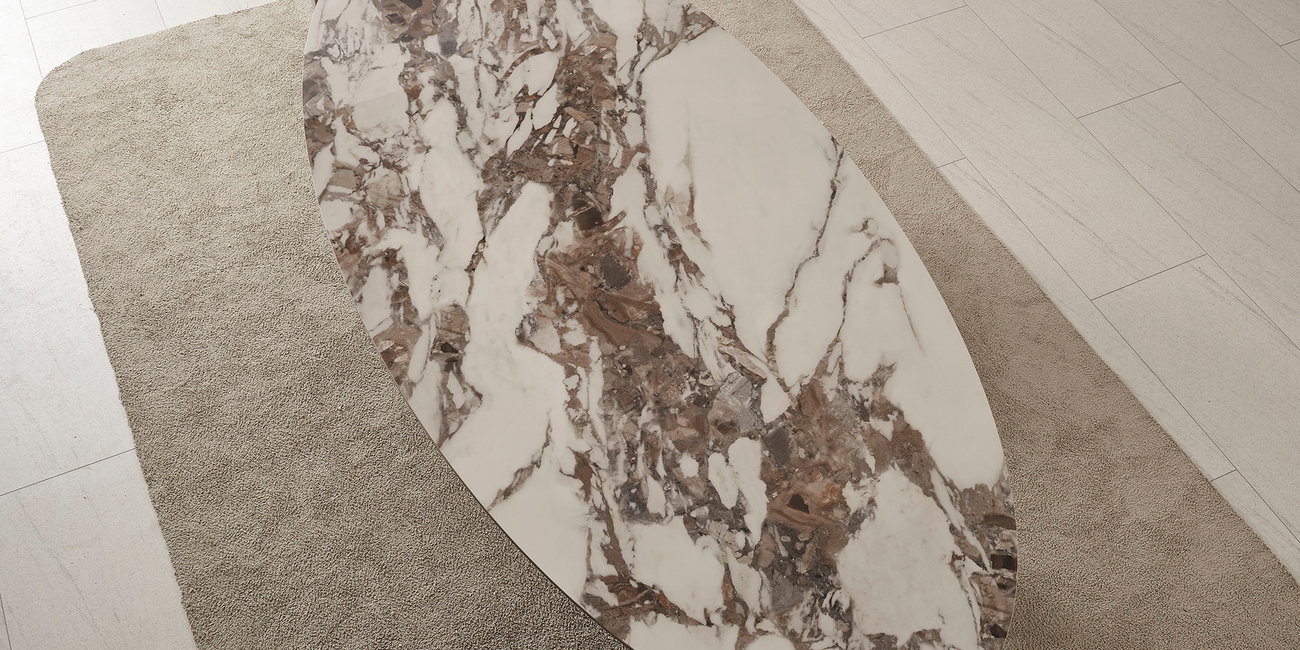 Oval mermer desenli seramik yemek masası, gold ayaklı ve bej kumaşlı modern sandalyelerle şık bir yemek odası takımı. İnegöl mobilya Fiyatları avantajıyla.