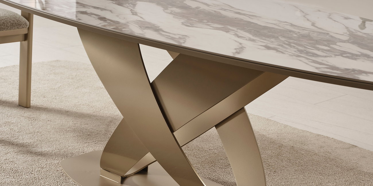 Oval mermer desenli seramik yemek masası, gold ayaklı ve bej kumaşlı modern sandalyelerle şık bir yemek odası takımı. İnegöl mobilya Fiyatları avantajıyla.
