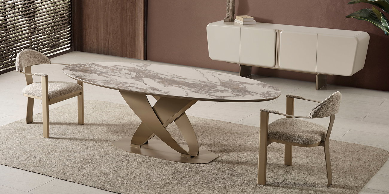 Oval mermer desenli seramik yemek masası, gold ayaklı ve bej kumaşlı modern sandalyelerle şık bir yemek odası takımı. İnegöl mobilya Fiyatları avantajıyla.