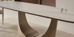 Minimalist oval seramik masalı ve bej renk döşemeli sandalyeleriyle modern yemek odası takımı. En uygun İnegöl mobilya Fiyatları.