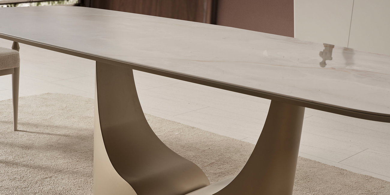 Minimalist oval seramik masalı ve bej renk döşemeli sandalyeleriyle modern yemek odası takımı. En uygun İnegöl mobilya Fiyatları.
