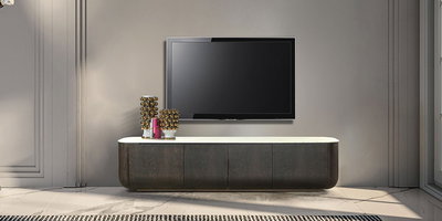 Şık siyah Era TV ünitesi, beyaz mermer görünümlü üst yüzeyi ve kavisli tasarımıyla modern bir oturma odası için ideal. Modern inegol mobilya kalitesiyle estetik ve fonksiyonelliği bir arada sunar.