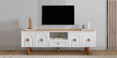 Beyaz gövdeli, ahşap tablalı ve kemer detaylı Lotus Soho Tv Ünitesi, doğal ahşap ayakları ve kulplarıyla inegol mobilya kalitesini yansıtıyor.