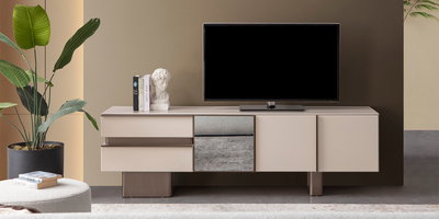 Modern bej renkli Zen Tv Ünitesi, minimalist tasarımı ve fonksiyonel çekmeceleriyle öne çıkıyor. Bu şık İnegöl mobilyası, salonunuzda ferah bir atmosfer yaratır.