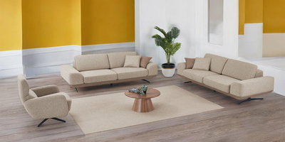 Modern bej Vogue Koltuk Takımı, ahşap zeminli, sarı duvarlı şık bir salonda. Konforlu berjer ve orta sehpa ile kaliteli bir İnegöl mobilyası.
