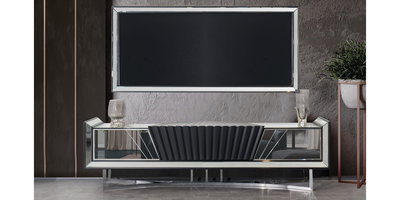 Şık aynalı yüzeylere sahip modern Mustang Tv Ünitesi, parlak krom detayları ve katmanlı tasarımıyla dikkat çekiyor. Yüksek kaliteli İnegöl mobilya işçiliğiyle üretilmiştir.