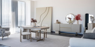 Geniş, aydınlık bir odada modern tasarımlı Mocha Yemek Odası Takımı, zarif sandalyeleri ve büfesiyle. Kaliteli İnegöl mobilya estetiğini yansıtır.