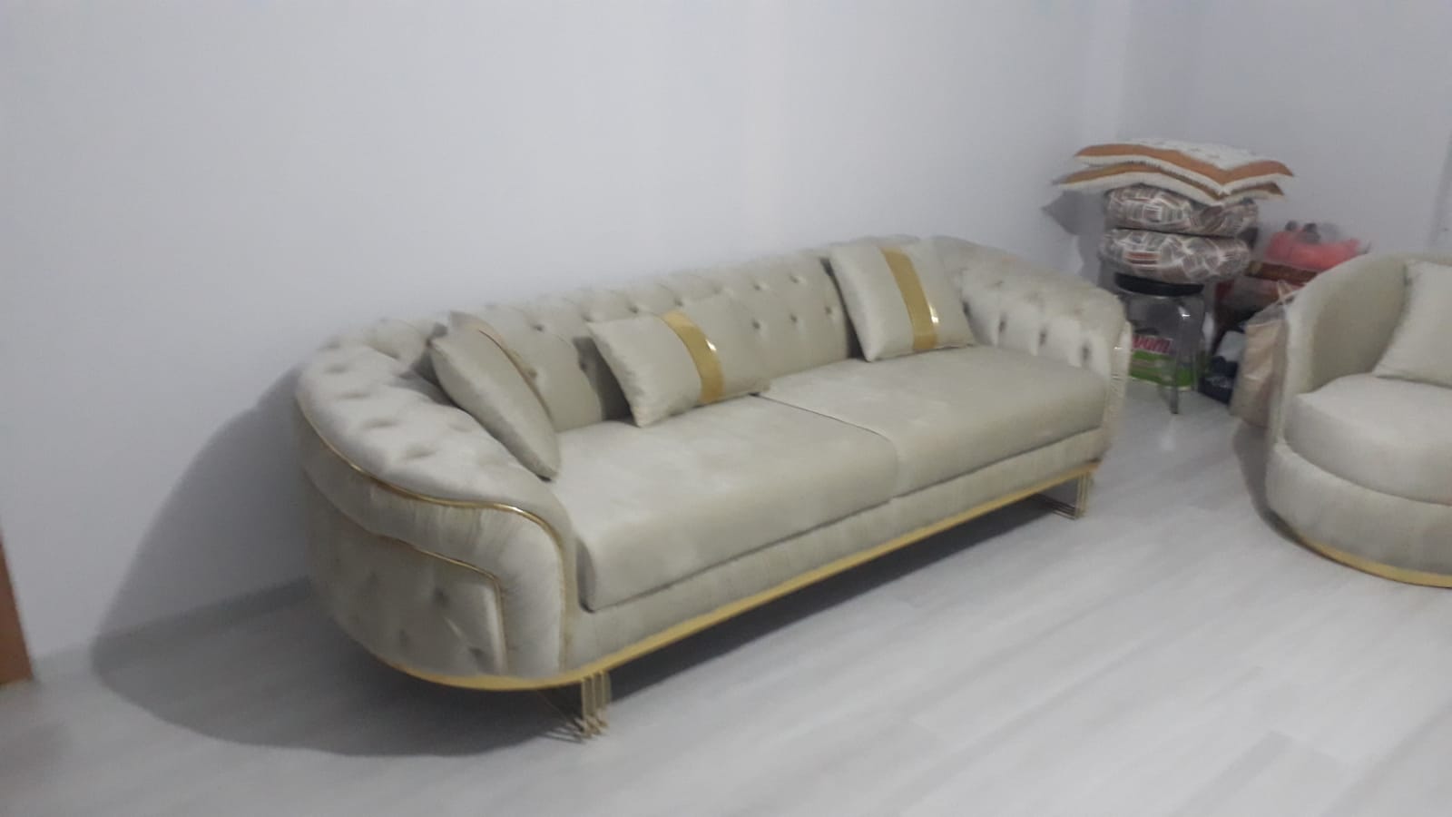 Ayhan Kaya - Erzincan 3-seater sofa, luxurious cream chesterfield design. Gold accents and comfortable fabric, a standout among İnegöl furniture models.