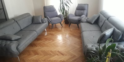 Modern gri koltuk takımı, iki üçlü kanepe ve iki berjer ile şık oturma odası. İnegöl mobilya Fiyatları ile konforlu seçenekler.