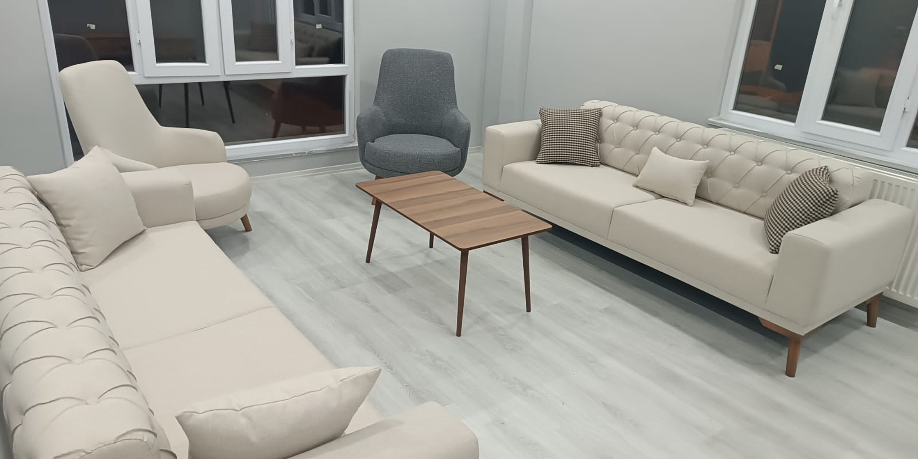 Elegant Beydan Baykara Siirt sofa set, featuring cream modern sofas and a grey accent armchair, part of İnegöl furniture models.