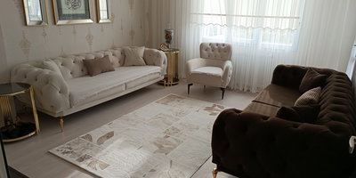 Modern ve klasik detayları birleştiren şık salon takımı. Açık renk chesterfield kanepe, kahverengi chester kanepe ve desenli halı ile. inegöl mobilya kampanyaları için ideal bir seçim.