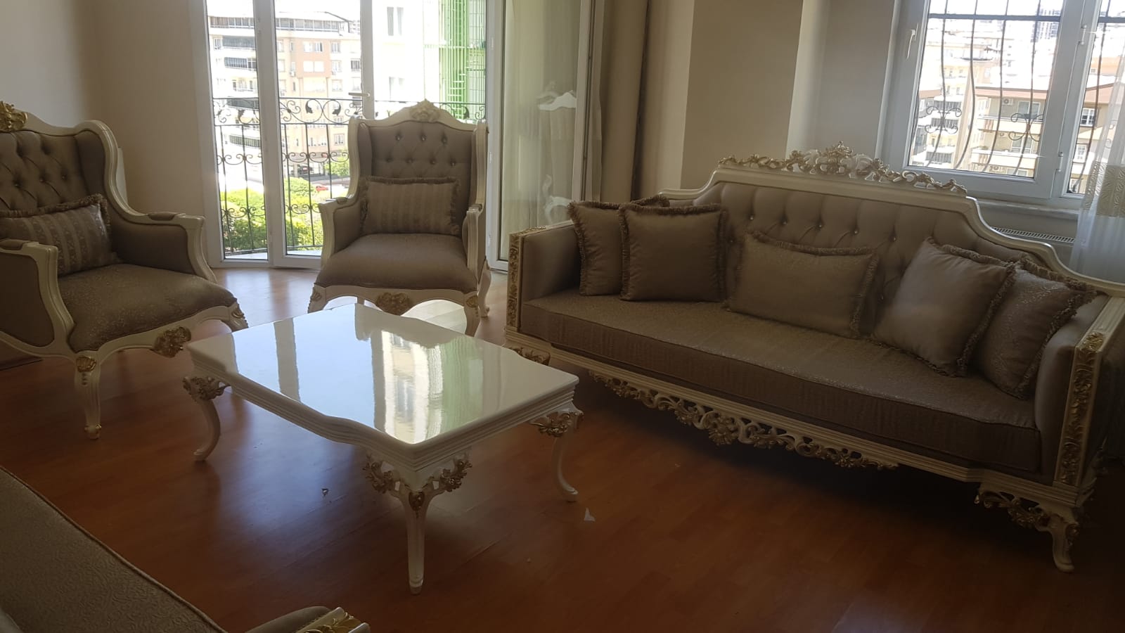 Baroque style Edibe Kılıç living room set in cream with gold accents, featuring two armchairs, a sofa, and a glossy coffee table. Bursa furniture quality.