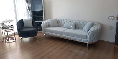 Şık krom ayaklı, modern chester oturma grubu. Açık gri üçlü koltuk ve koyu gri berjer, gümüş detaylı yastıklarla tamamlanmıştır. En uygun İnegöl mobilya Fiyatları.