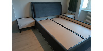 Modern koyu gri döşemeli yatak odası takımı, başlığı ve iki adet uyumlu komodini ile. Şık bir İnegöl mobilyası seçeneği.