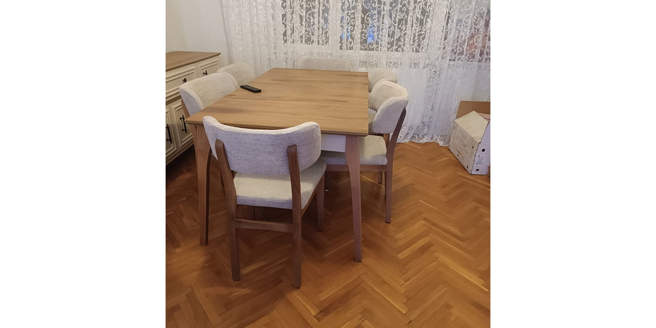 Açık ahşap modern yemek masası ve bej döşemeli sandalyeler, modern inegol mobilya kalitesiyle evinize şıklık katıyor.