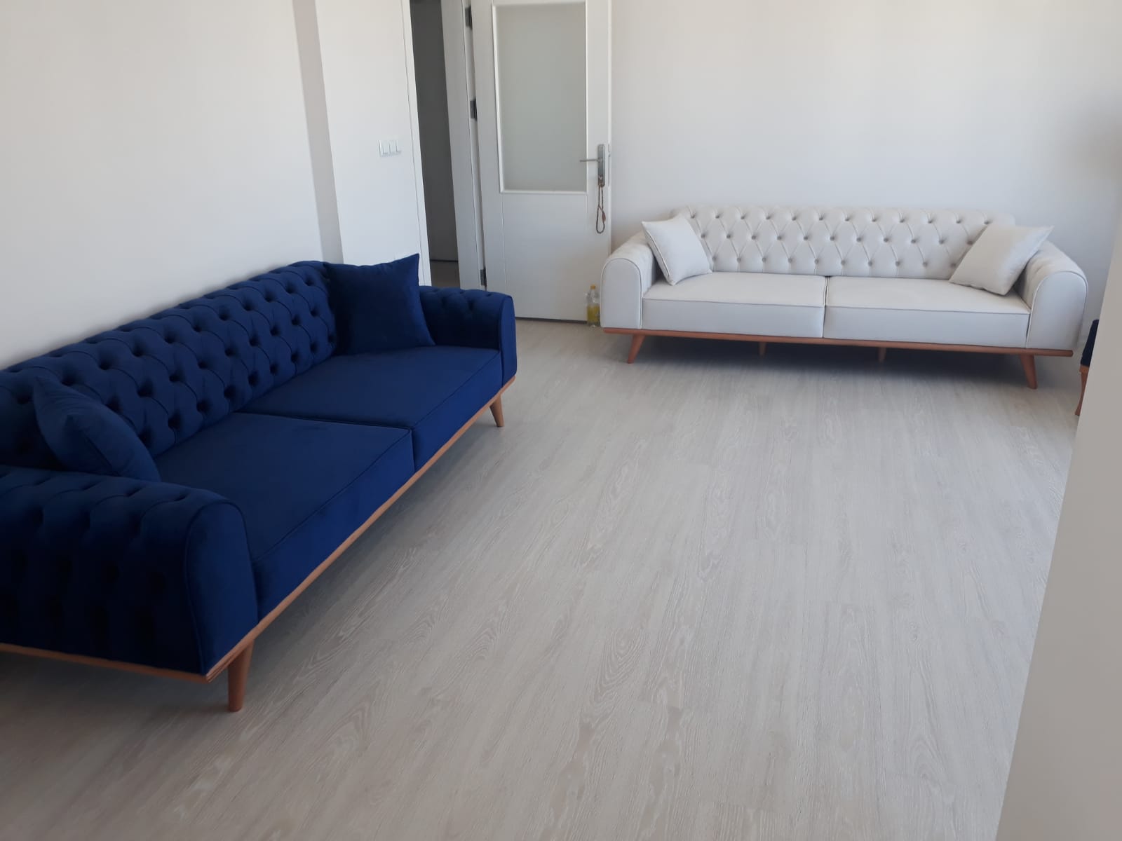 Elegant navy blue and cream Chesterfield sofa set, ideal for modern living spaces. Discover Melek Elif Ergün - Ordu collection and competitive Inegol furniture prices.