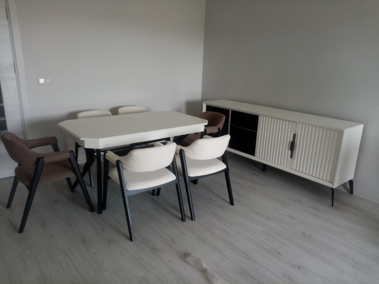 Modern gray-toned Nazmi Ayvar Sakarya dining room set and sideboard. Beige chairs and wood-look table reflect İnegöl furniture quality.