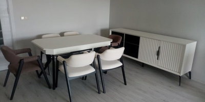 Modern gri tonlarında Nazmi Ayvar Sakarya yemek odası takımı ve büfesi. Bej sandalyeler ve ahşap görünümlü masa İnegöl mobilya kalitesini yansıtıyor.