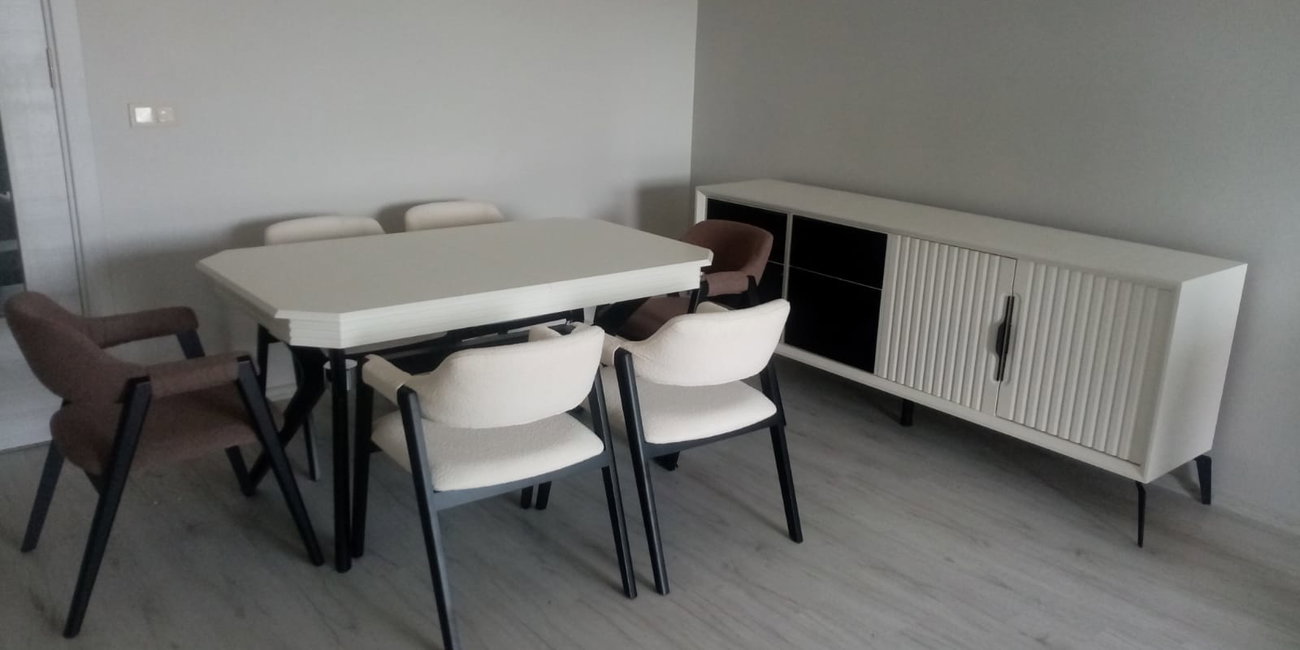 Modern gri tonlarında Nazmi Ayvar Sakarya yemek odası takımı ve büfesi. Bej sandalyeler ve ahşap görünümlü masa İnegöl mobilya kalitesini yansıtıyor.