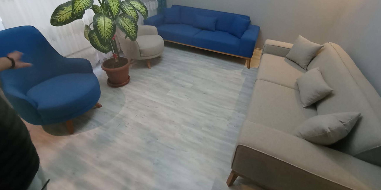 Modern tasarımlı mavi ve bej renkli oturma grubu, doğal ahşap ayaklı kanepeler, İnegöl mobilya modelleri arasında şık bir seçenek sunuyor.