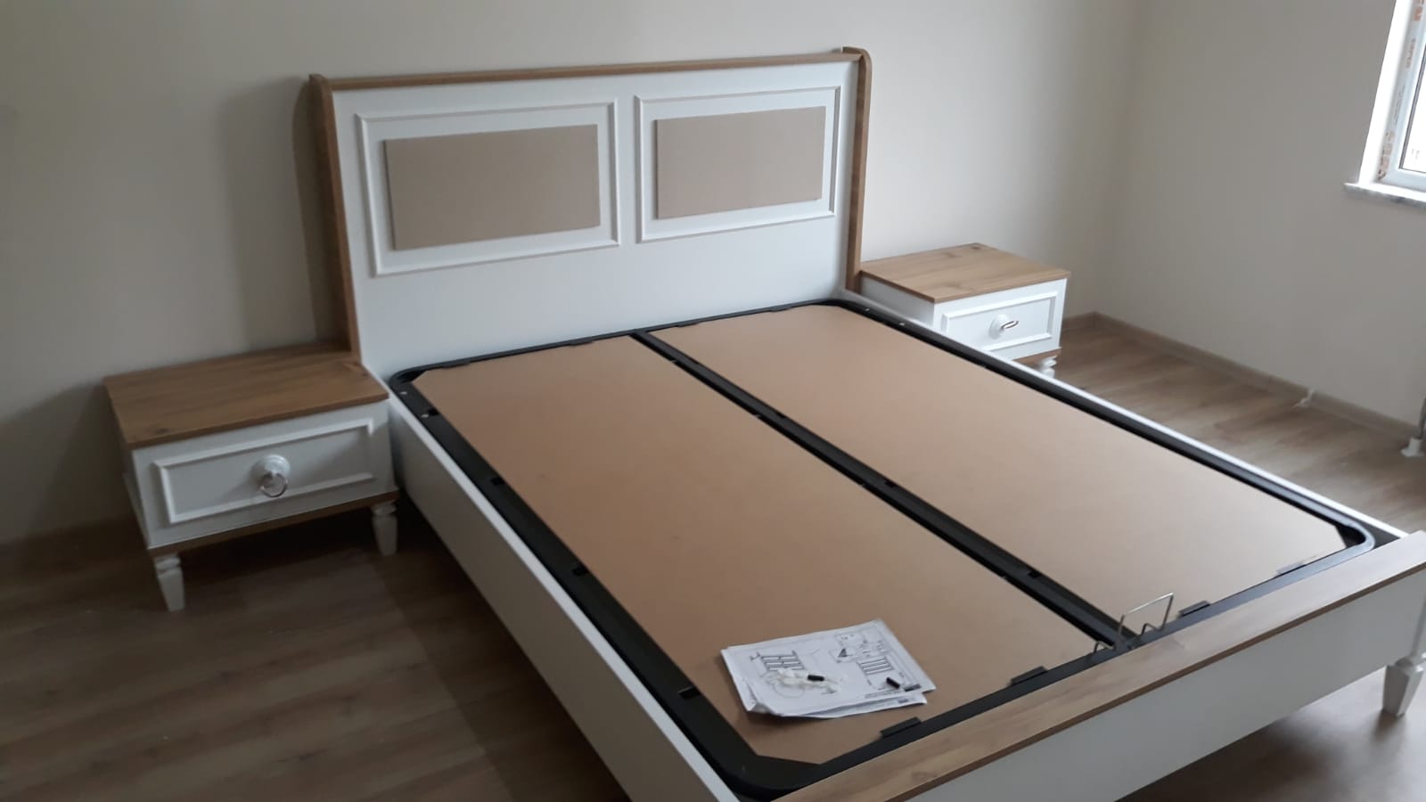 Modern double bedroom set from Serdar Aydın - Sakarya, featuring a white frame, light wood headboard accents, and matching nightstands. Elegant and comfortable furniture for your home.