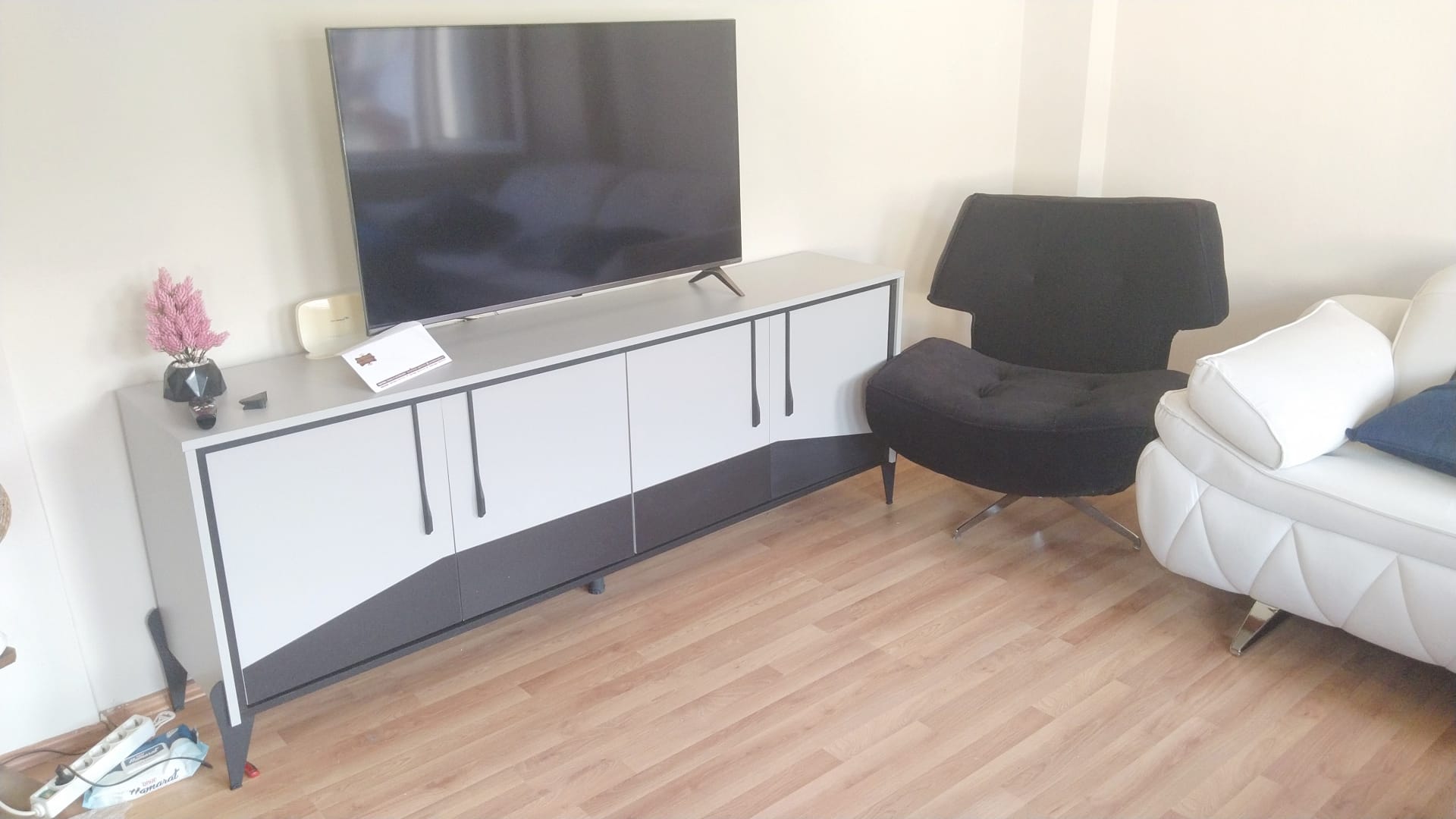A stylish gray and white TV unit designed with modern and elegant lines, reflecting the quality of Inegol furniture.
